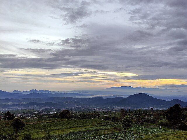 Pemandangan Gunung Tangkuban Perahu yang terkait legenda Sangkuriang