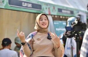 Amalia Pradifera, Jadikan Keramik Kanvas Lukisan