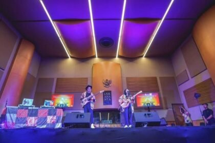 Dua musisi sedang bermain musik dipanggung Lokananta, Solo, Jawa Tengah