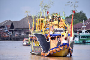 Lomba Kelotok Hias Aset Wisata Kota Waringin Barat