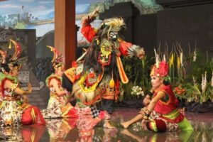 Damarwulan, Kolaborasi Atraksi Seni Tari dan Teater