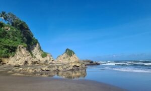 Romansa Cinta Abadi di Pantai Karang Nini Pangandaran