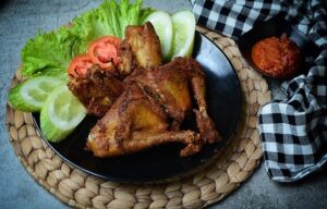 Ayam Kalasan, Sajian Dengan Guyuran Air Kepala