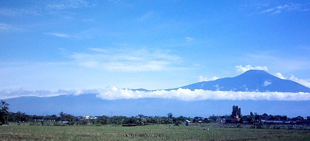 Gunung Slamet dilihat dari Karangnanas, Sokaraja, Banyumas, Jawa Tengah