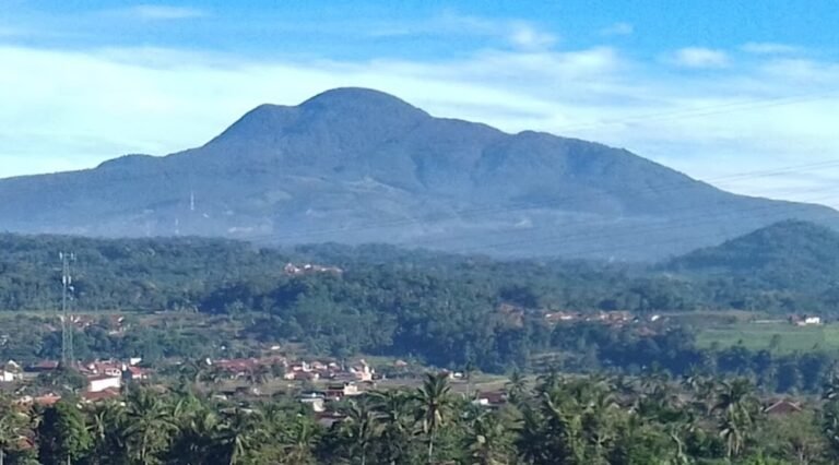 Legenda Gunung Tampomas, Kisah Perjuangan Seorang Raja