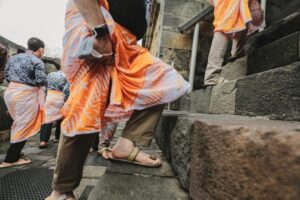 Mengapa Sandal Upanat Wajib di Candi Borobudur?