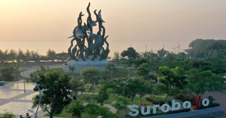 Sejarah di Balik Patung Ikonik Hiu dan Buaya di Surabaya
