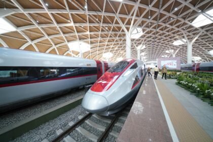 Kereta Cepat Whoosh berada di stasiun bersiap mengangkut penumpang.