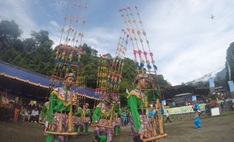 Menjaga Angklung Landung Yang Redup Tetap Hidup