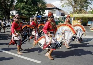 Kesenian Ebeg Banyumas, Antara Peperangan Dan Kesurupan