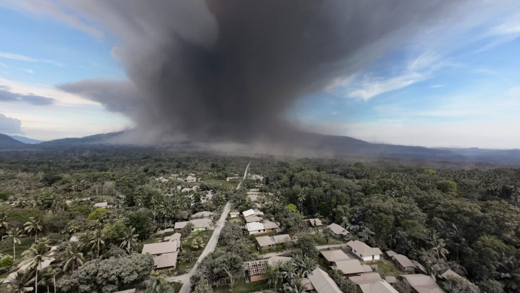 Erupsi Gunungapi Lewotobi Laki-laki