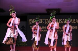 Tari Rong Tek Banyumasan Kreasikan Bunyi Kentongan