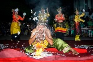 Benarkah Penari Piring Minangkabau Memiliki Kekebalan?