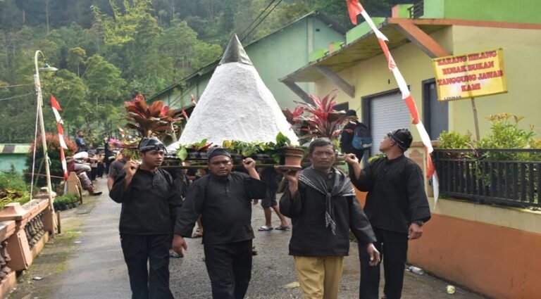 Tradisi Dhukutan Simbol Kerukunan Akhiri Tawuran