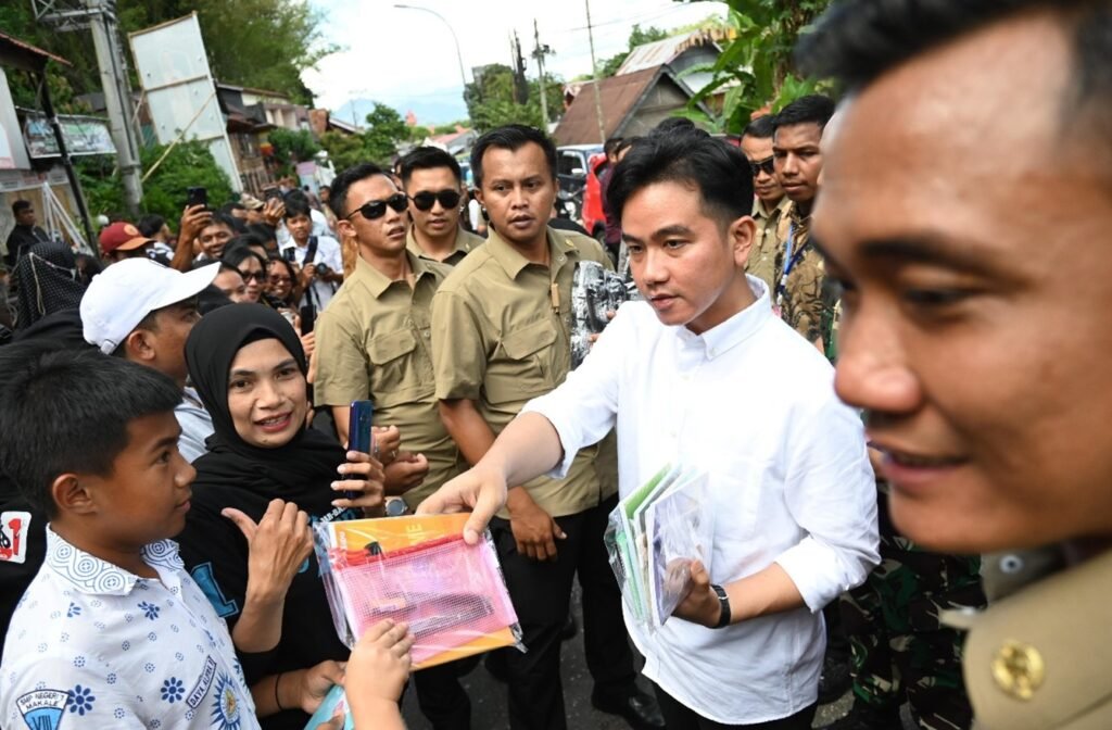 Wapres Gibran Bagikan Susu dan Susu Di Toraja