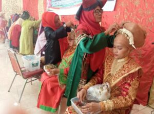 Bundokanduang Padang Hidupkan Lagi Tradisi Mancucuak Suntiang