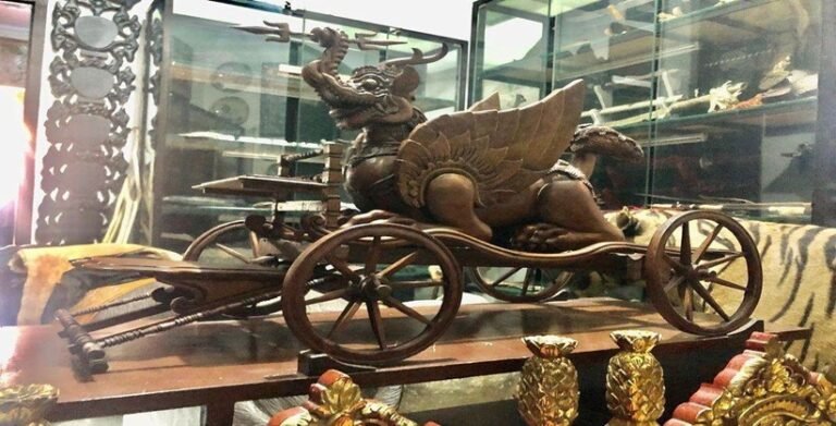 Melihat Kejayaan Cirebon di Gedung Pusaka Keraton Kanoman