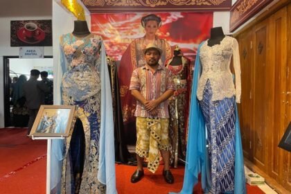 Kukuh Hariyawan bersama kebaya