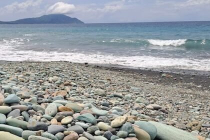 Pantai Batu Biru Penggajawa