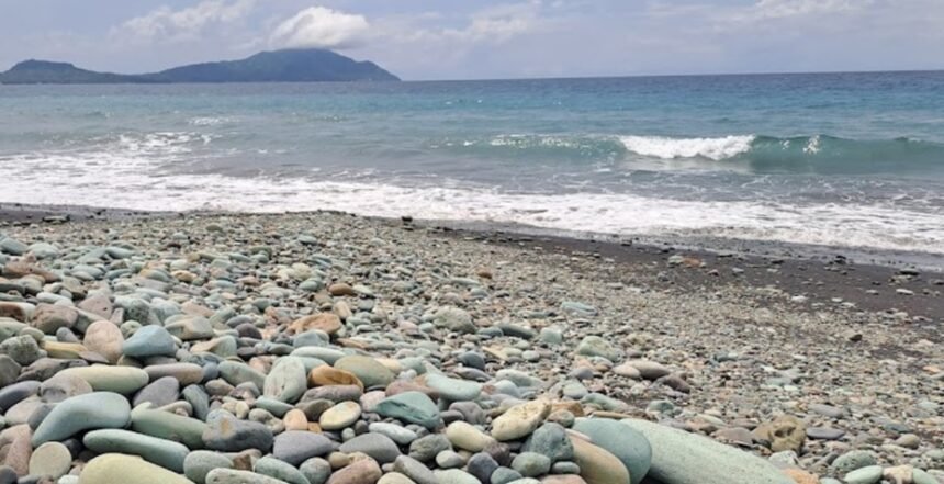 Pantai Batu Biru Penggajawa