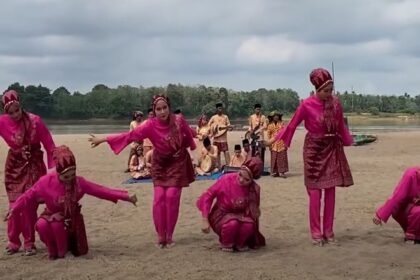 Atraksi Tarian Ngebeng
