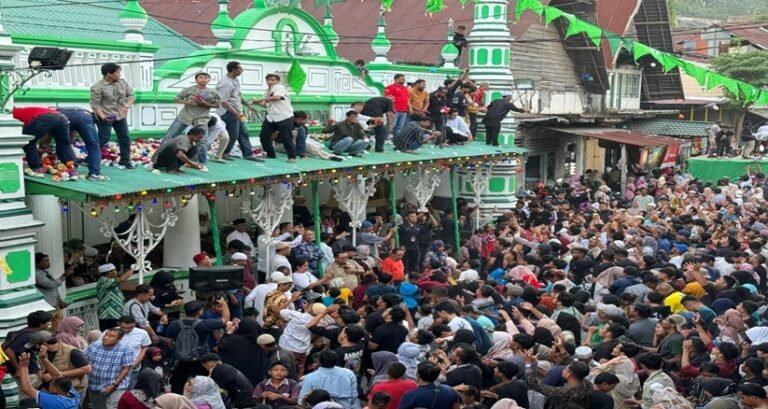 Festival Serak Gulo: Tradisi Warga Keturunan India Bagikan Gula