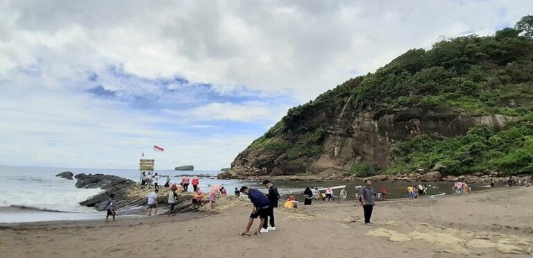 Mitos Nogo Rojo dan Pesona Pantai Watu Ulo di Jember