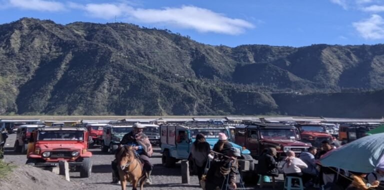 Antrean Jip Wisata Mengular di Bromo, Wisatawan Hanya Pasrah