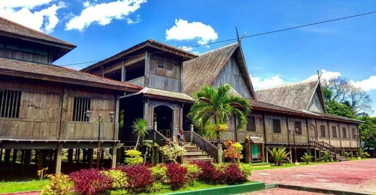 Istana Kuning: Ikon Budaya Kalimantan Tengah yang Memikat