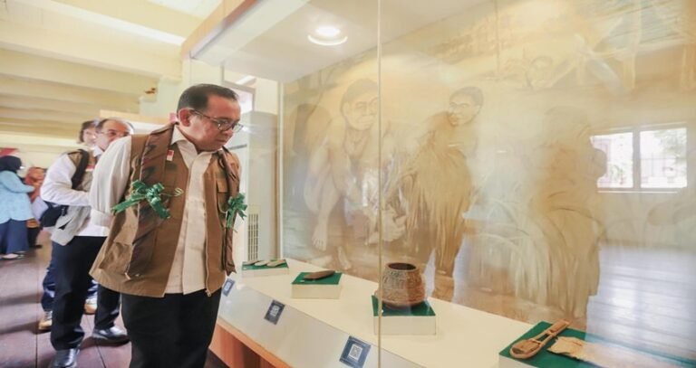 Menko PMK Pratikno Kunjungi Museum La Galigo Makassar