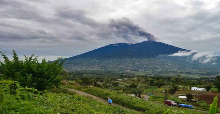 Pendakian ke Gunung Marapi, Sumbar Resmi Ditutup Permanen
