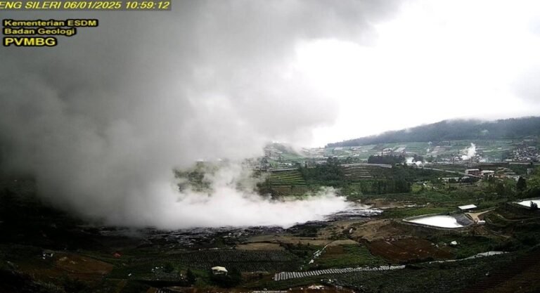 Wisatawan Dilarang Dekati Kawah Sileri Dieng di Banjarnegara
