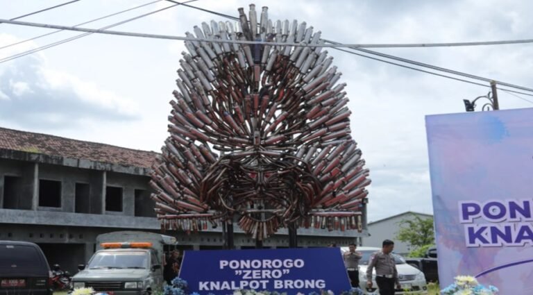 Monumen Reog Ponorogo dari Knalpot Brong Simbol Ketertiban