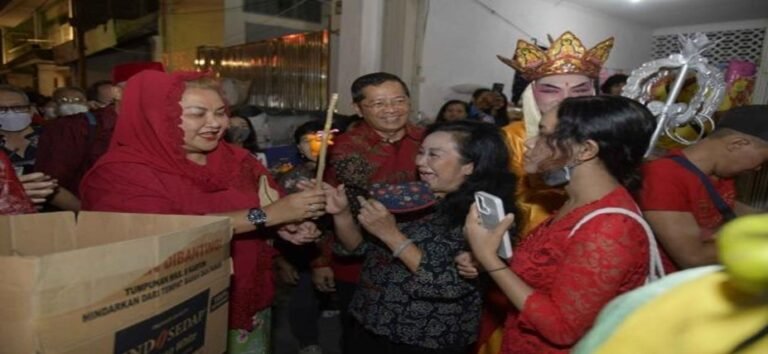 Pengunjung Pasar Imlek Semawis Kenakan Busana Tradisional 