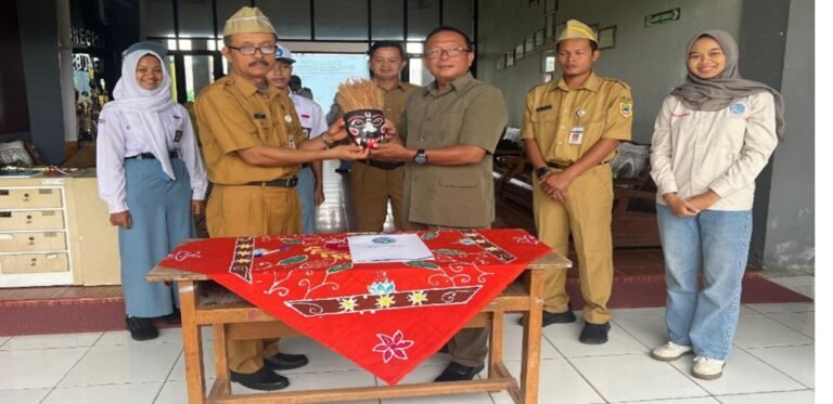 SMAN 2 Kebumen Hibahkan 70 Topeng Cepetan ke BP Geopark