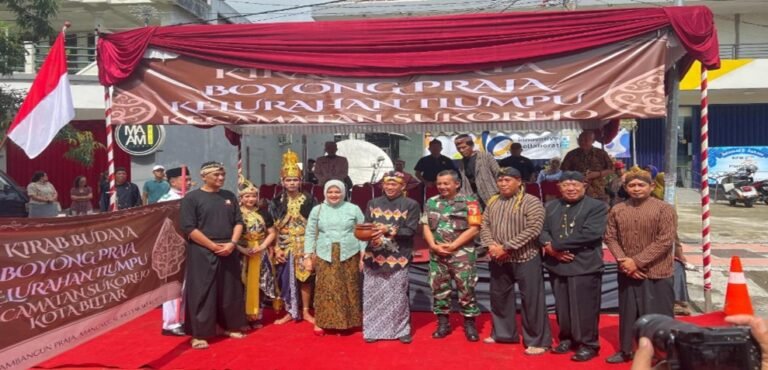 Prosesi Adat Boyong Praja, Tandai Perpindahan Kantor di Blitar