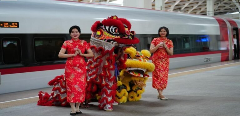 KCIC Hadirkan Barongsai Meriahkan Imlek di Stasiun Whoosh