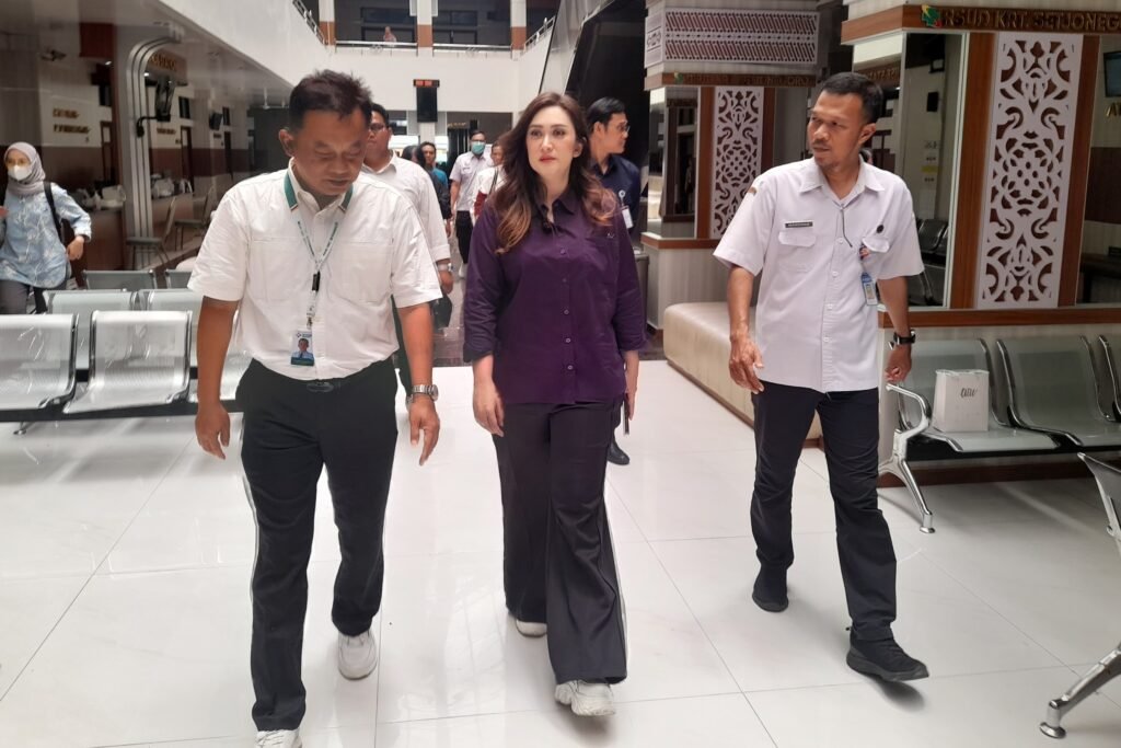 Nafa Urbach Tinjau Pelayanan BPJS di RSUD KRT. Setjonegoro Wonosobo