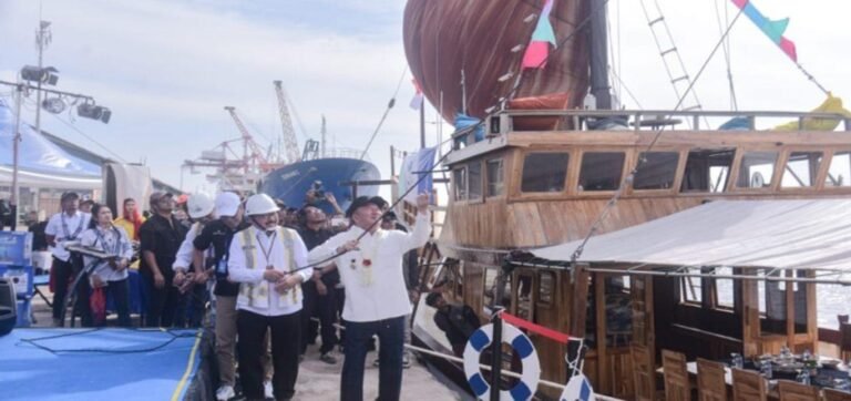Gubernur Kalsel Resmikan Kapal Wisata Pinisi Barito River Cruise