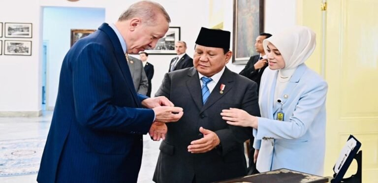 Prabowo dan Erdogan Bertukar Cendera Mata Bersejarah