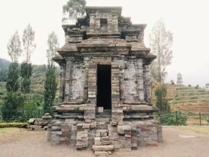 Candi Dwarawati, Jejak Sejarah di Tengah Ladang Kentang Dieng