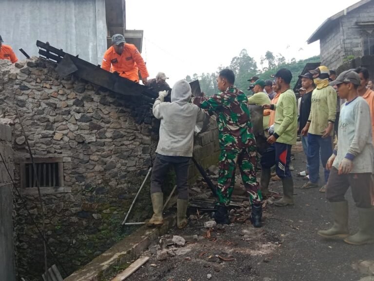 Pagerejo Diterjang Angin Kencang, Koramil 06/Kertek Bantu Evakuasi