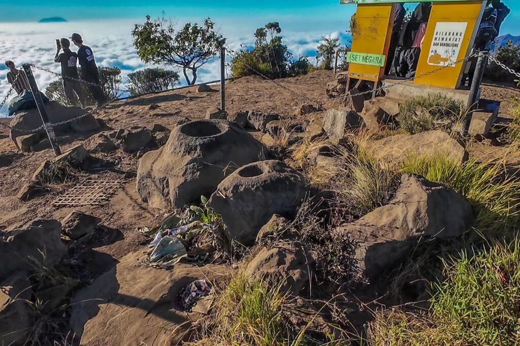 Watu Lumpang, Sakralnya Batu di Puncak Gunung Merbabu