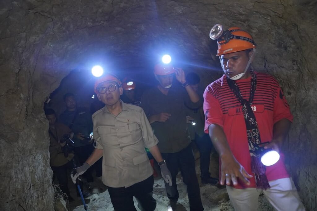 Susuri Gua Fatusuba, Fadli Zon Dorong Penetapan Cagar Budaya