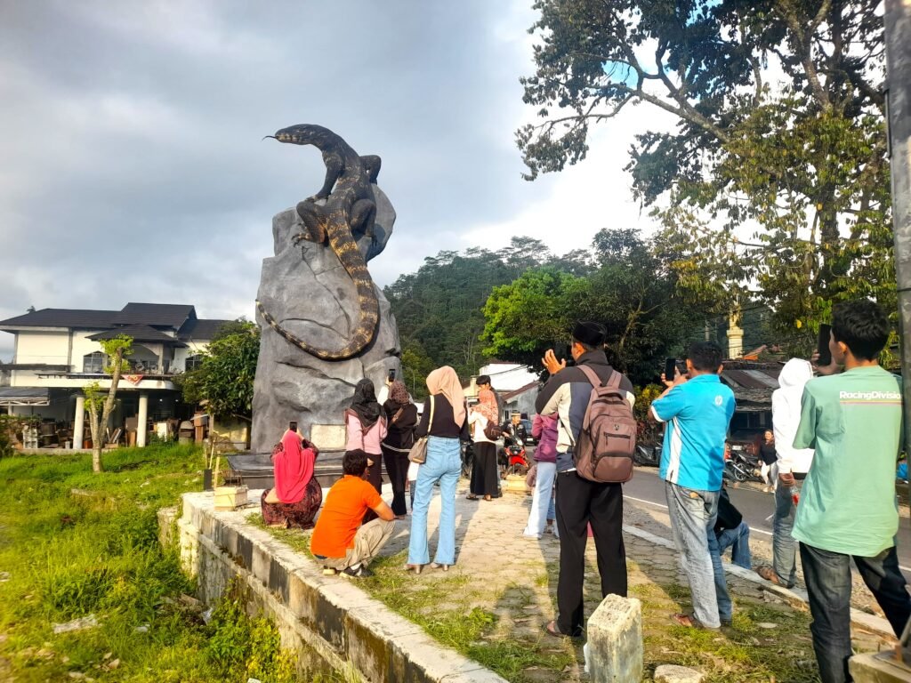 Patung Biawak Menyawak di Wonosobo Viral, Antusiasme Masyarakat Melonjak