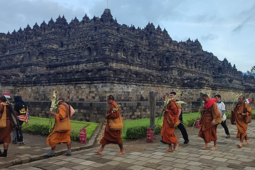 Wamenekraf dan Wamendikbud Sambut 36 Biksu Thudong di Candi Borobudur