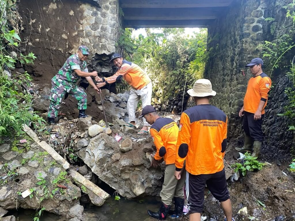 Respons Cepat TNI dan Warga Kertek Amankan Jembatan dari Longsor