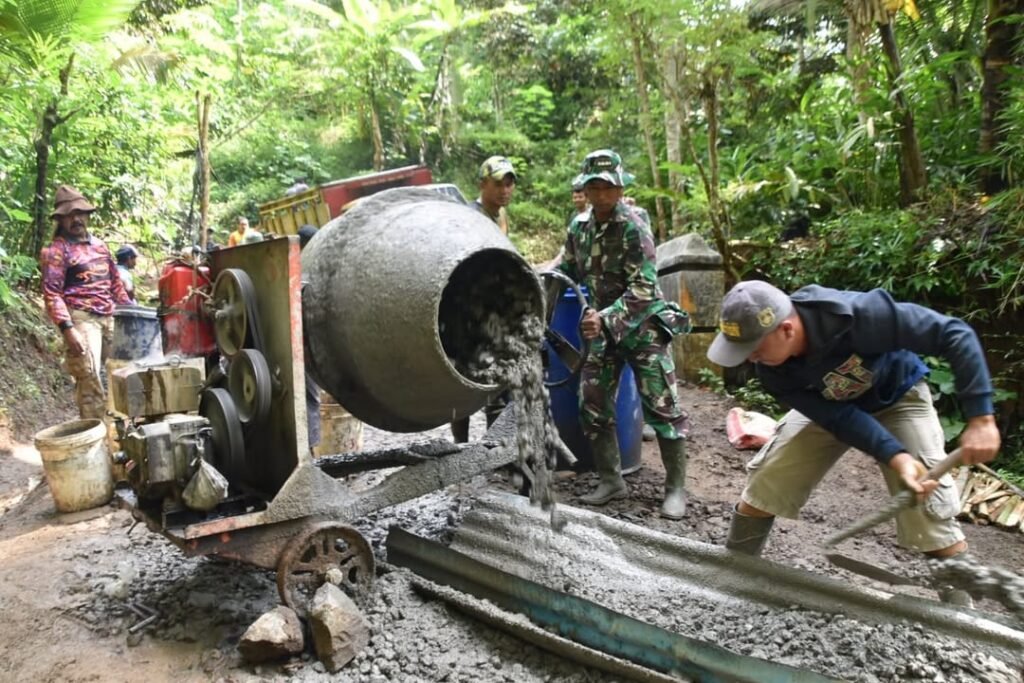 TNI dan Warga Ngadisono Kompak Cor Jalan dalam TMMD Wonosobo