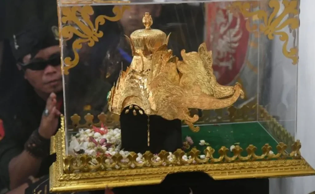 Mahkota Binokasih Sanghyang Pake dalam penyimpanan pusaka di Sumedang