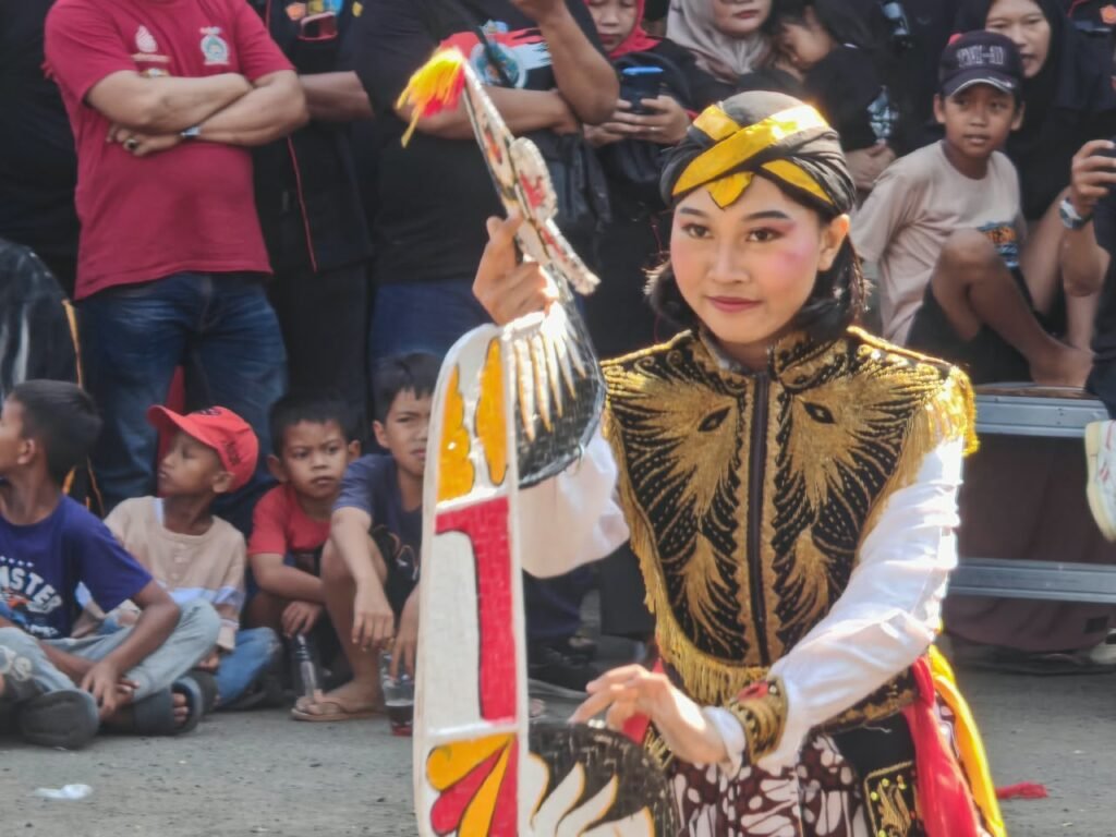 Seorang penari tampil dengan properti kuda kepang di hadapan warga dalam rangkaian perayaan ulang tahun ketiga Seni Reog Singo Ngremboko Patripurgo di Sukatani, Cikarang, Bekasi.DOK Emmanus